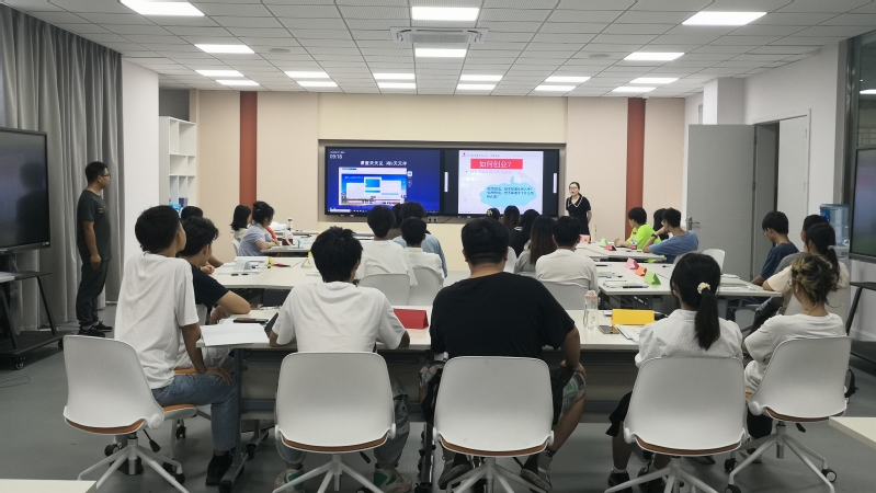 888集团电子游戏官方网站学生成功领取德阳市首批职业“电子培训券”并参加大学生创业培训